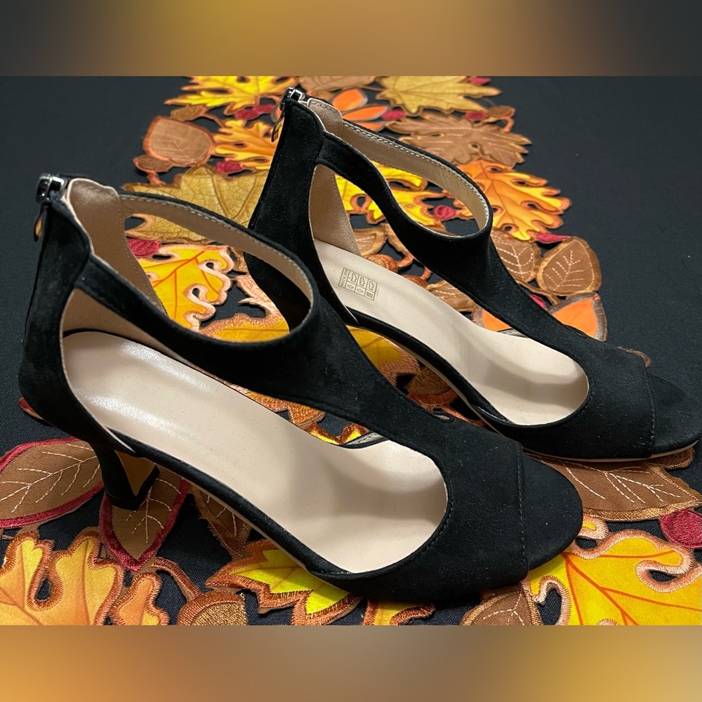 *SOLD* Nice pair of like new heels.
